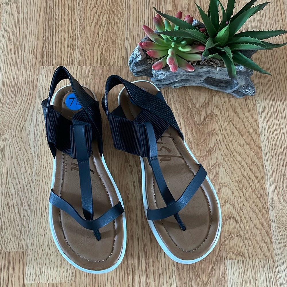 New without tag sandals, perfect for the summer.